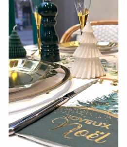 Table décorée pour le réveillon de Noël, plan rapproché