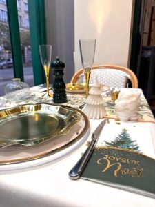 Table décorée pour le réveillon de Noël